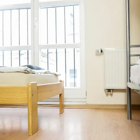 Heynow Rooms, And In Center אכסניה