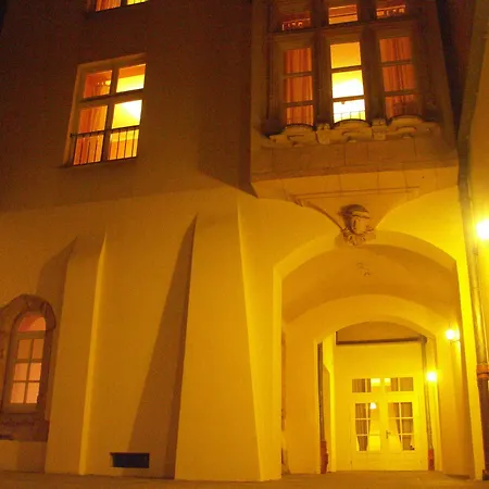 Heynow Rooms, And In Center