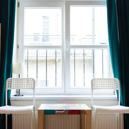 אכסניה Heynow Rooms, And In Center *