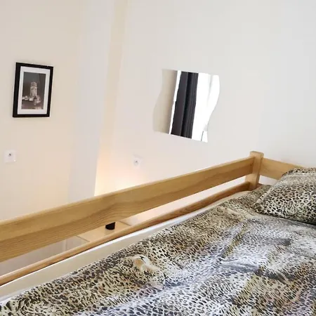 Heynow Rooms, And In Center Albergue *