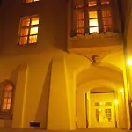 Heynow Rooms, And In Center